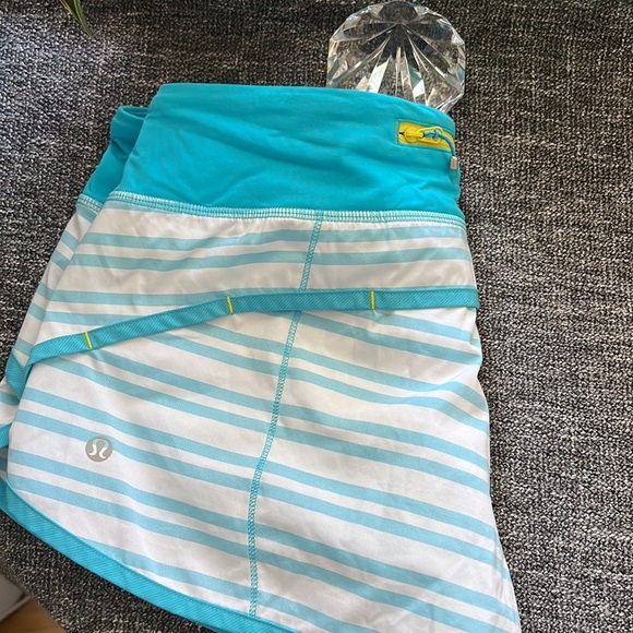 Lululemon shorts size 6 - Picture 2 of 10